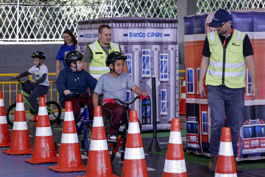 Teatro e minipista ajudam a dar noções de segurança no trânsito a estudantes