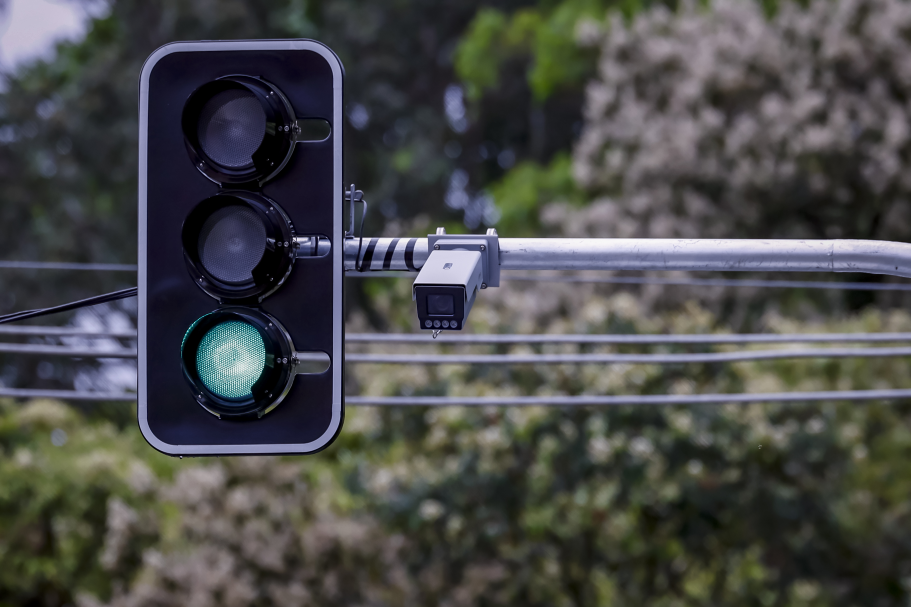 Semáforo no Costeira tem câmeras que direcionam a abertura de faixa conforme o fluxo