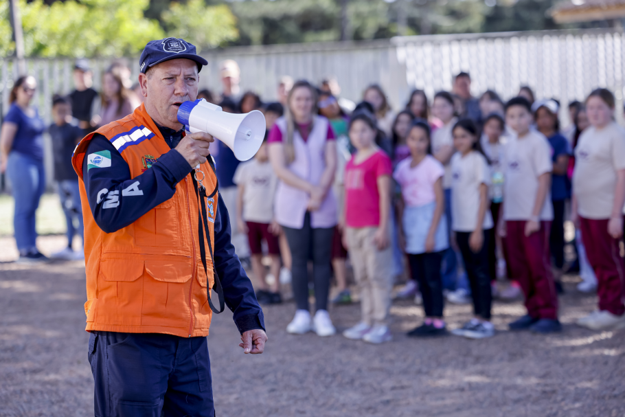 Estudantes da rede municipal participam de treinamento de evacuação escolar em simulado de incêndio