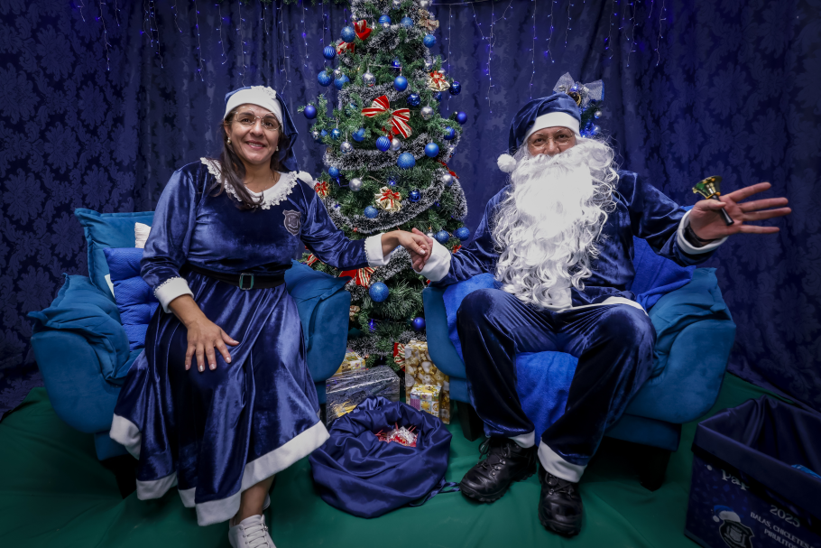 Papai Noel Azul leva alegria a crianças de Araucária
