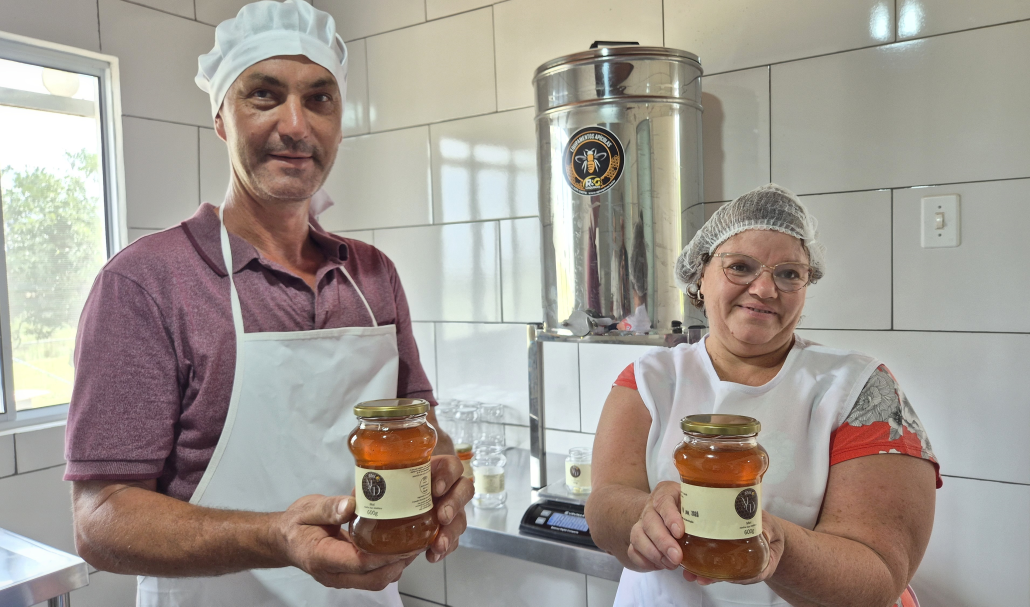 Com apoio da Prefeitura, primeira Casa de Mel regularizada entra em funcionamento