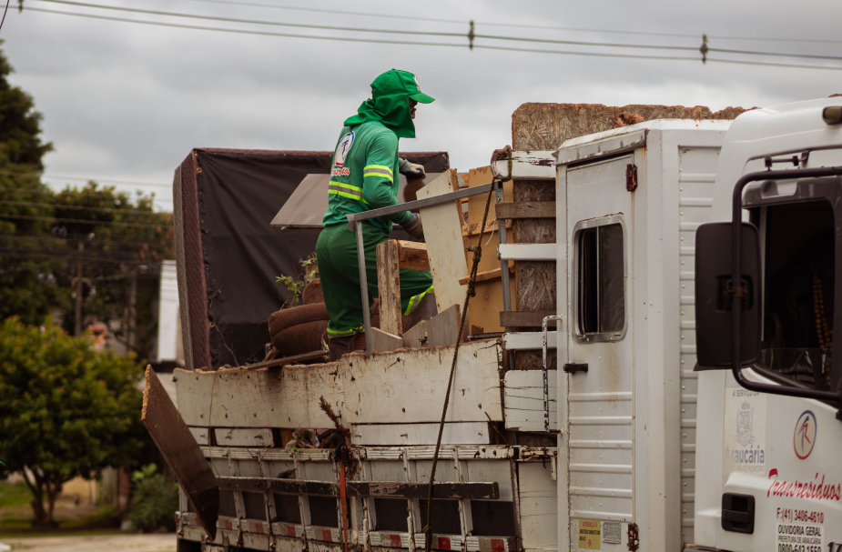 Primeira ação do Programa Bairro Limpo em 2026 recolhe quatro caminhões de volumosos