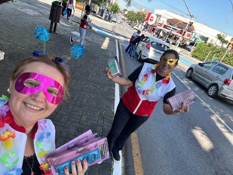 Ação de saúde no semáforo orienta população para um Carnaval mais seguro