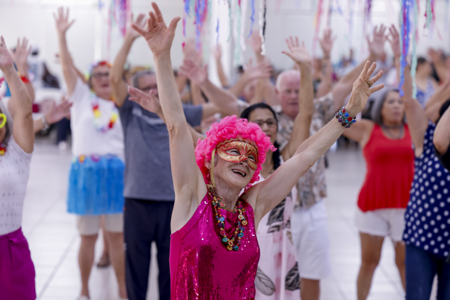 Centro de Convivência da Pessoa Idosa faz "esquenta" de Carnaval