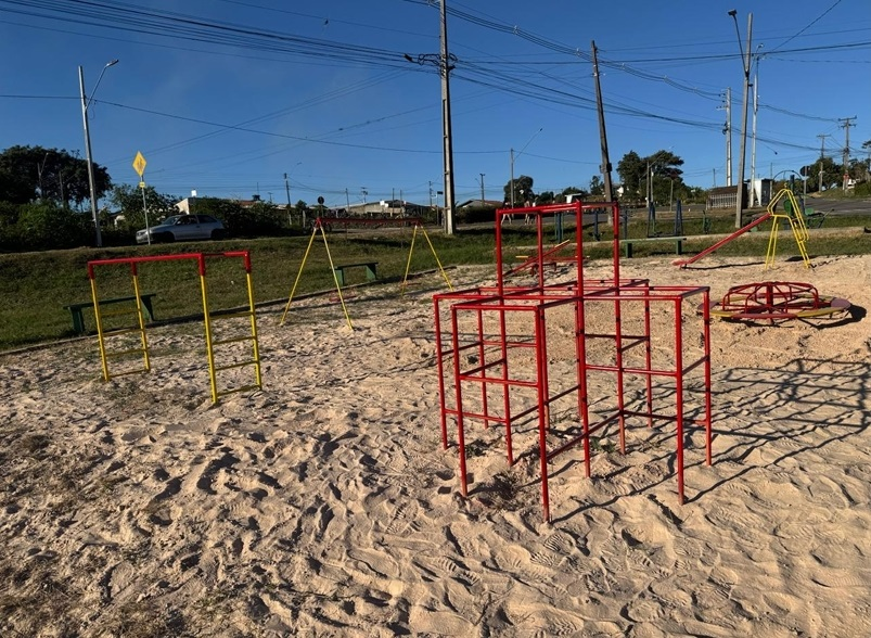 Equipe própria da SMEL faz reparos em estruturas de esporte e lazer