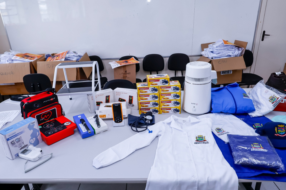 Unidades de saúde de Araucária começam a receber desfibriladores, novos equipamentos e uniformes após mais de 4 anos
