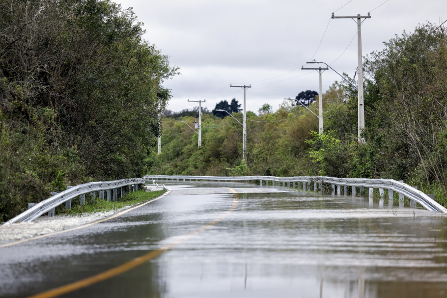 Prefeitura reforça segurança de vias rurais com novos guard rails